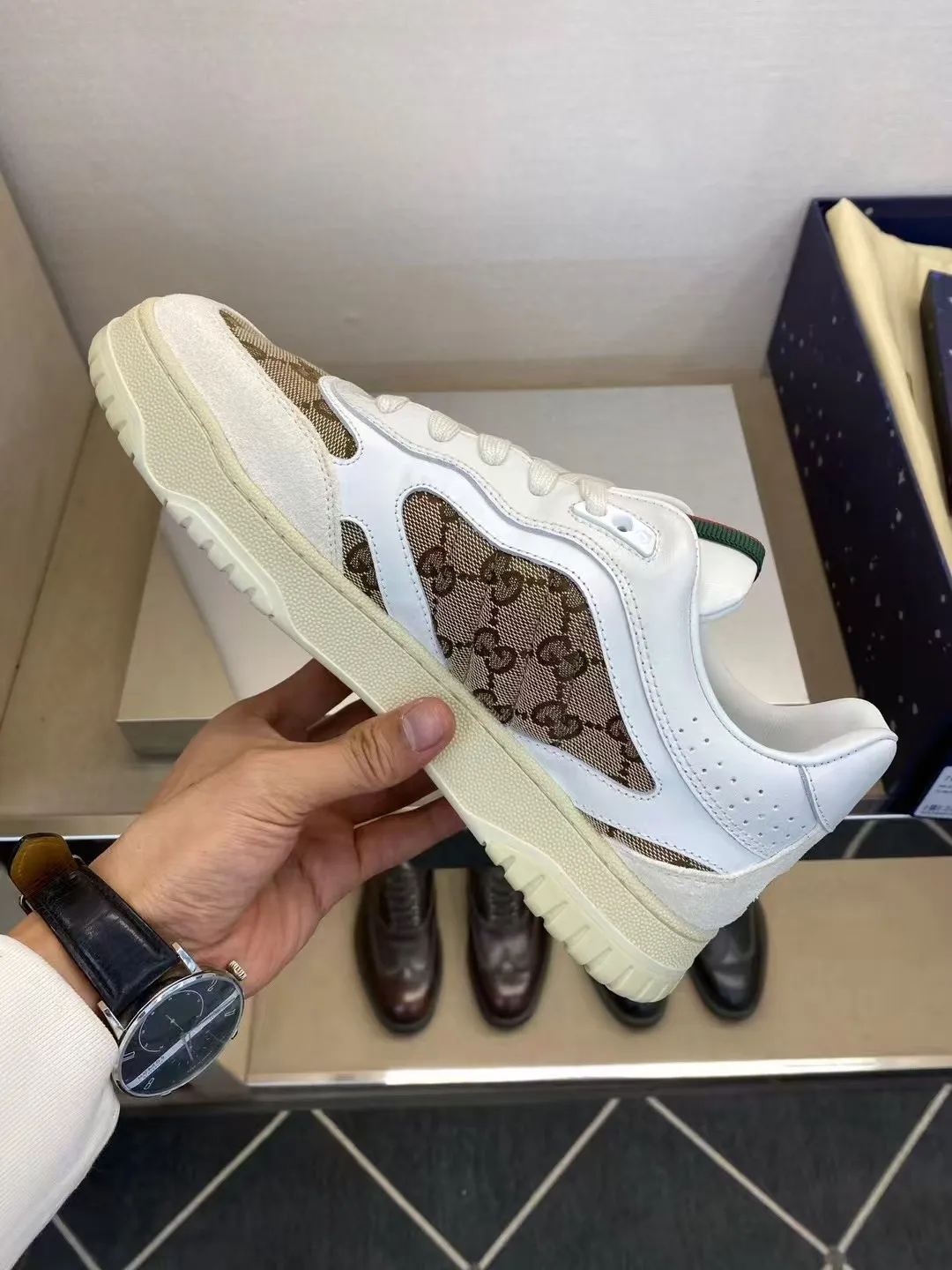 P400 new men's shoes GUCCI [Lightning] latest shoes are shipped. Original quality, fashionable, made of special materials, sheepskin lining, brand new packaging. The foot feels super comfortable and the workmanship is impeccable. Size: Male 38-45.